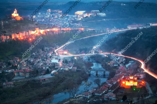 Крепостта Царевец във Велико Търново вечер