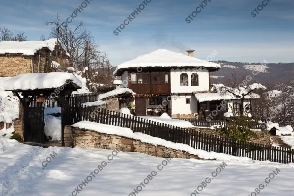 Село Боженци през зимата