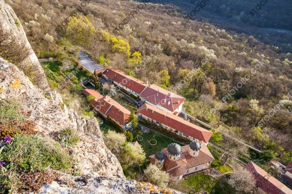 Патриаршески манастир край Велико Търново през пролетта