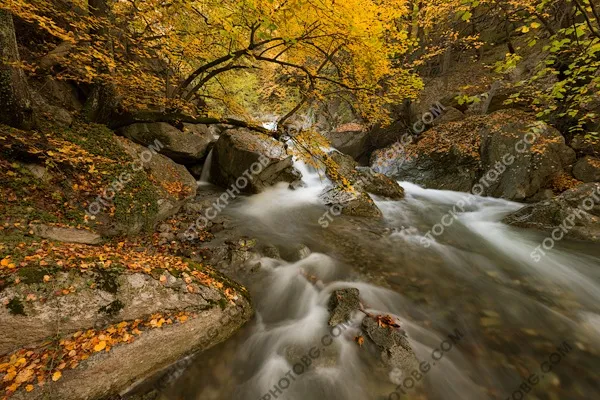 Водопади в резерват Старата река в Стара планина. Есенен пейзаж.