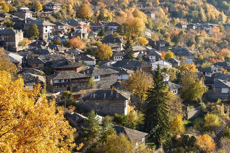 Ковачевица. Есен в родопското село Ковачевица. Стари каменни къщи