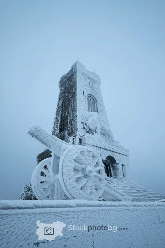Шипка зимни снимки. Паметникът на връх Шипка през зимата.