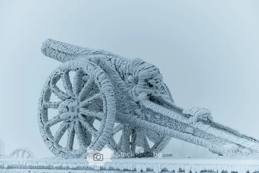 Шипка зимни снимки. Паметникът на връх Шипка през зимата.