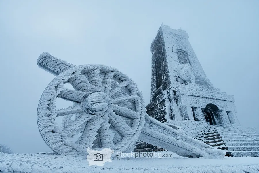 Шипка зимни снимки. Паметникът на връх Шипка през зимата.
