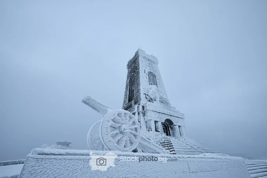 Шипка зимни снимки. Паметникът на връх Шипка през зимата.