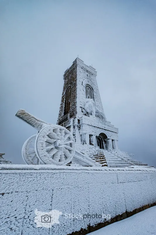 Шипка зимни снимки. Паметникът на връх Шипка през зимата.