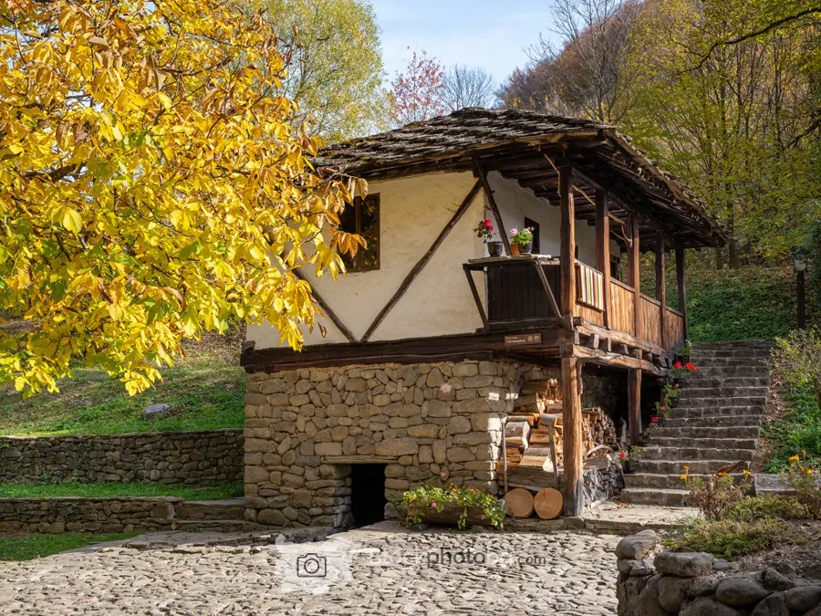 Етъра през есента. Възрожденски къщи в етнографски комплекс Етър